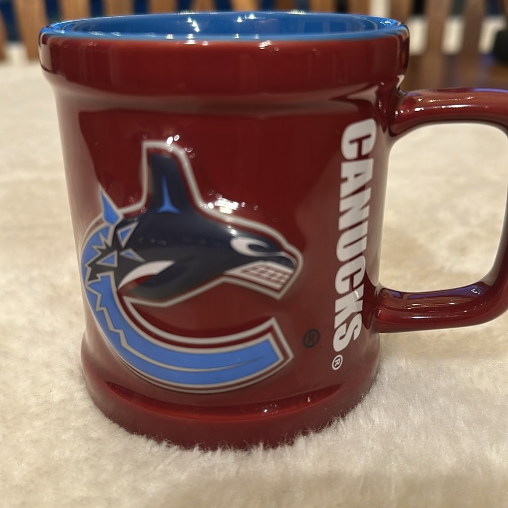Canucks mug. Nwob